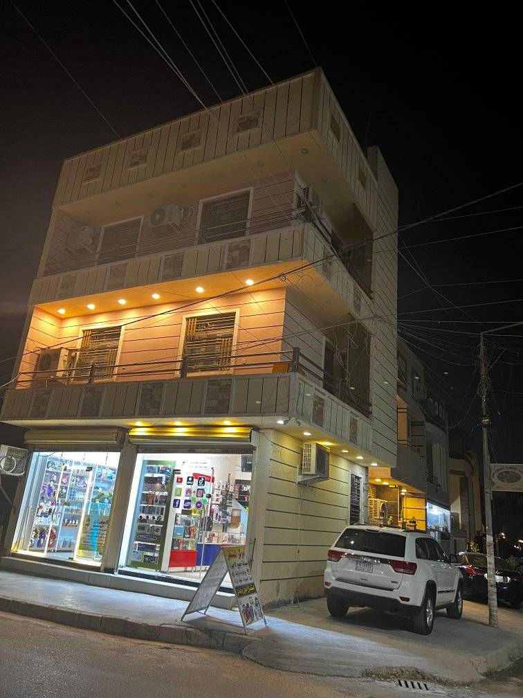 سلام عليكم 
بناية تجارية للبيع ركن حي القاهرةالضباط  خلف جامعة الامام الصادق مساحة 45 متر واجه 7,50 نزال 6,25 يحتوي على محلات عدد اثنان  وشقتان للاستفسار الاتصال على الرقم  ***********
