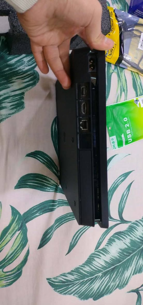 عندي هذا ابلي 4 مهكر شرط نضافه وكارتونو وياه جوستك 2 والعاب 6 شرط ما مفتوح واحد تيره السعر 350 وبيه مجال الشراي خاص مكان موصل حي المحاربين شارع النخيل الرقم الهتف ***********
