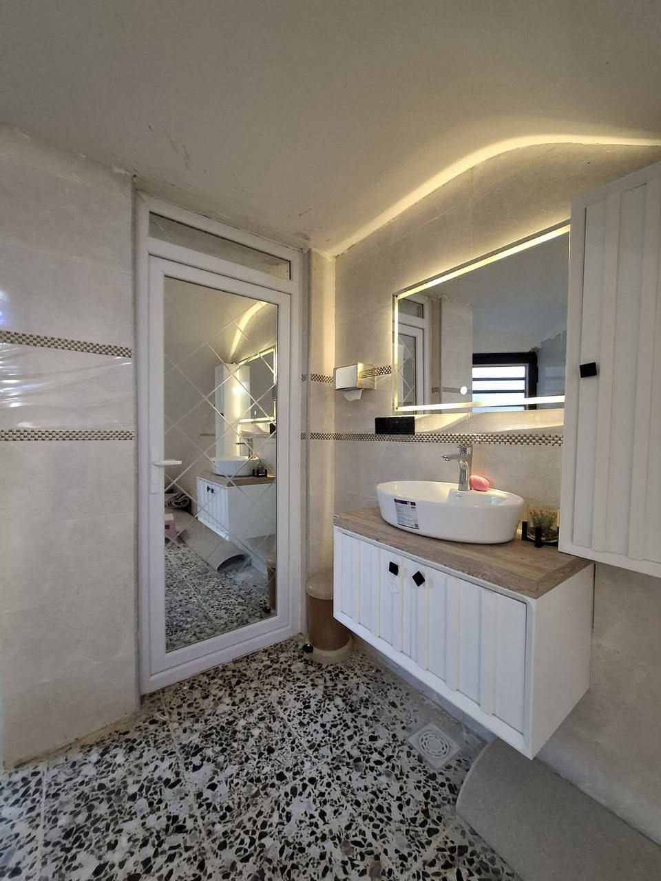 السلام عليكم / بيت للبيع 🏡🏠
✅️ البيت مساحته 140 متر
✅️الوجه 7 متر 
✅️والنزال 20 متر
✅️يحتوي على غرفة نوم عدد 2 وصاله وأستقبال ومطبخ ✅️وصحيات داخليه وخارجيه غربي وشرقي
✅️أرضيه كاشي درجه اولى 
✅️بناء حديث 2025 / 2026
✅️اناره داخليه وبنكات 
✅️وبردات الكل البيت 
✅️جام 6ملم 
✅️الشارع 10 متر قريب عن التبليط وتبعد عن المدرسه الحكومي 30متر
✅️طابو زراعي سند ومقدم معاملة
✅️ الطابو الصرف 
✅️ السعر 55 وبي مجال بسيط
المكان .. الفلوجة حي جبيل مجاور شارع المضيف 
وقرب سد الفلوجة
للأستفسار الأتصال او الواتساب 
***********
***********
