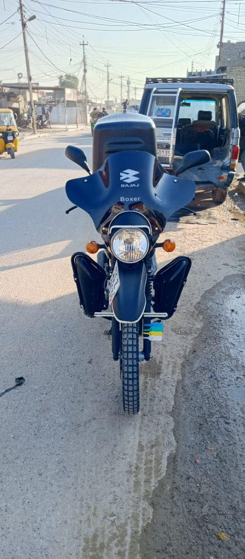 السلام عليكم بوكسر مديل 2023 داخلة 2024  مرقم ماشية 16 الف درجة نضيفة تجي وشوف كهربايات شغلة محرك مامفتوح السعر 2600وبية مجال العنوان فلكة حي نصر (***********)
