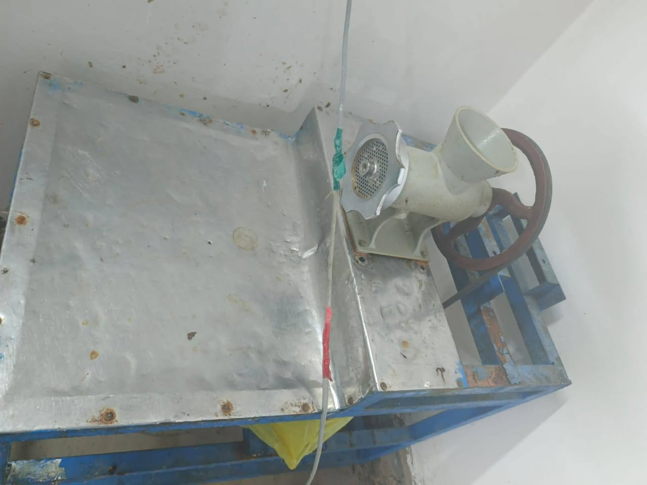 غراض مطعم للبيع
مشوايه مترين وربع جبيره وجديده هاذ زنجار مال مطر
برادات ثنين. ومثرامه جديده صارلهه شهرين من شتتغلت
سعر لكل بمليون ونص 1500 وبيهن مجال ***********
