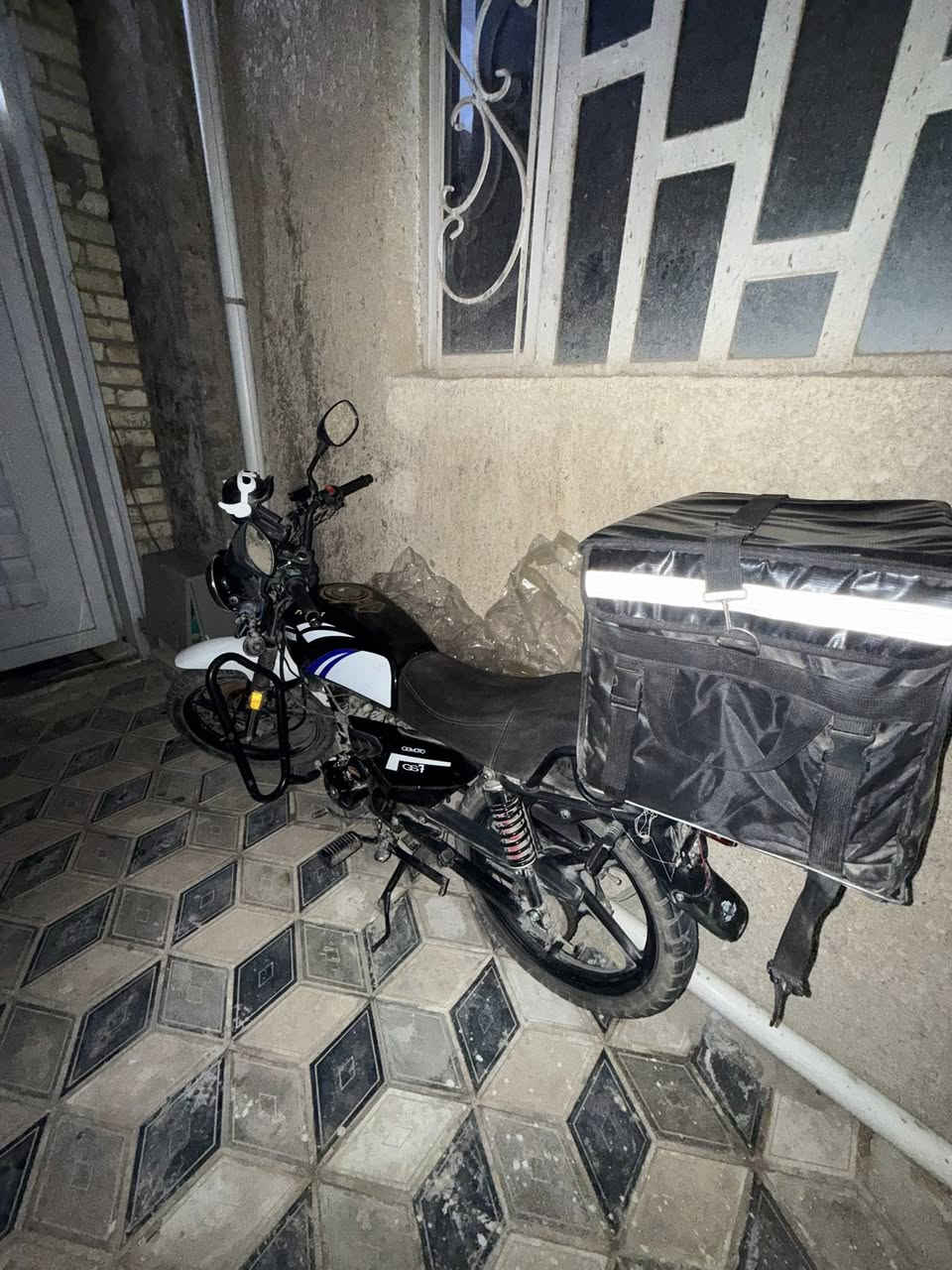 دراجة مستعملة( للبيع) ناما. للرايد يشتغل دلفري صندوگها وخوذتها وياها مكاني بغداد سعرها (مليون و600) وبيها مجال للشراي ولتحويل ثاني يوم  للاسفسار الاتصال على الرقم ***********
