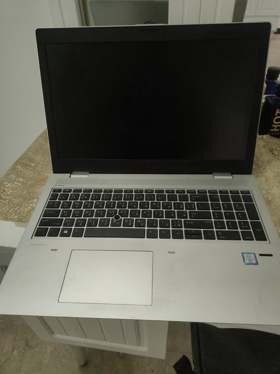 حاسبه للبيع السعر ٣٠٠ قفل عنوان بنوك
Intel Core i5-8365U
تفاصيل المعالج:
 * الموديل: من الجيل الثامن لشركة Intel.
 * عدد الأنوية: رباعي النواة (4 Cores).
 * السرعة: التردد الأساسي هو 1.60 جيجاهرتز، ويصل مع خاصية "Turbo Boost" إلى 4.10 جيجاهرتز.
 * الفئة: يتميز هذا المعالج بدعم تقنية vPro، مما يجعله ممتازاً للأعمال المكتبية والأمان.
معلومات إضافية عن الجهاز:
 * نوع الجهاز: HP ProBook 650 G5.
 * نظام التشغيل الأصلي: يدعم ويندوز 10 بشكل أساسي وقابل للترقية لويندوز 11.


**إذا كنت صاحب هذا الإعلان وتريد حذفه لأي سبب، رجاءا أرسل رسالة إلى الدعم الفني**