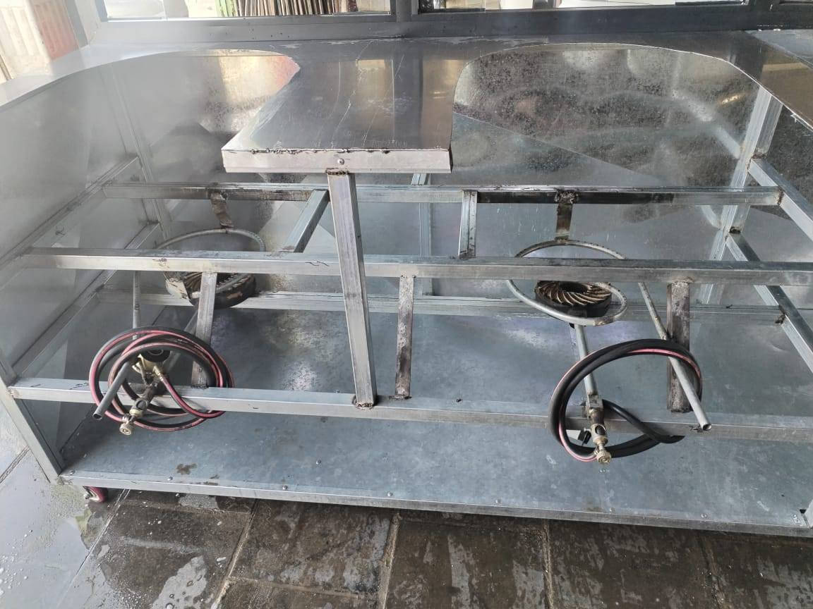 ميز مطعم طباخ قياس ٣ متر عرضه متر سعره ٢٥٠ الف وبي مجال للاستفسار ***********
