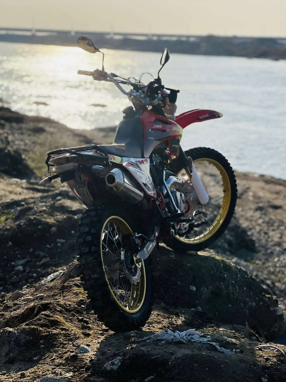 السلام وعليكم 
قفاز سي آر اكس 
موديل ٢٥
حجم المحرك ٢٥٠
دشبول كترون
وياله وتايرات جدد موضح بل صور 
مستخدم شي قليل بعدو وضع شركه 
السعر مليون و ٢٥٠ قفل 
المكان گوير مخمور 
اتصل ***********
