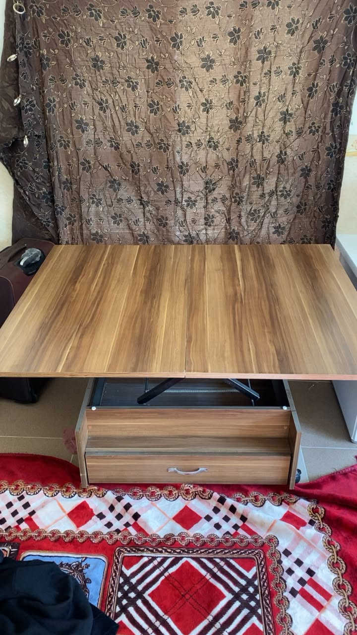 ميز ينفع للدراسة و ينفع ميز طعام و ينفع ميز ارضي  بعد بس رجلينه العجلات مكسوره تتبدل بالفين دينار سعر الميز 30 الف خشب تركي اصلي درجة اولى العنوان كركوك شارع القدس 
***********
