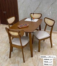 ميز طعام • خشب ومرمر • مساحات صغيرة
