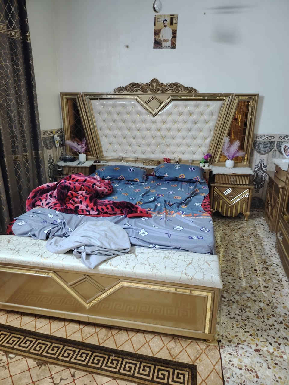 سلام عليكم غرفه اخشاب البيع صاج شكل تركي صالهه شي قليل مستخدمه  نظيفه مابيهه اي نقص عنوان بغداد مدينت صدر ورفلي سعر خاص او تصال عله رقم ***********

