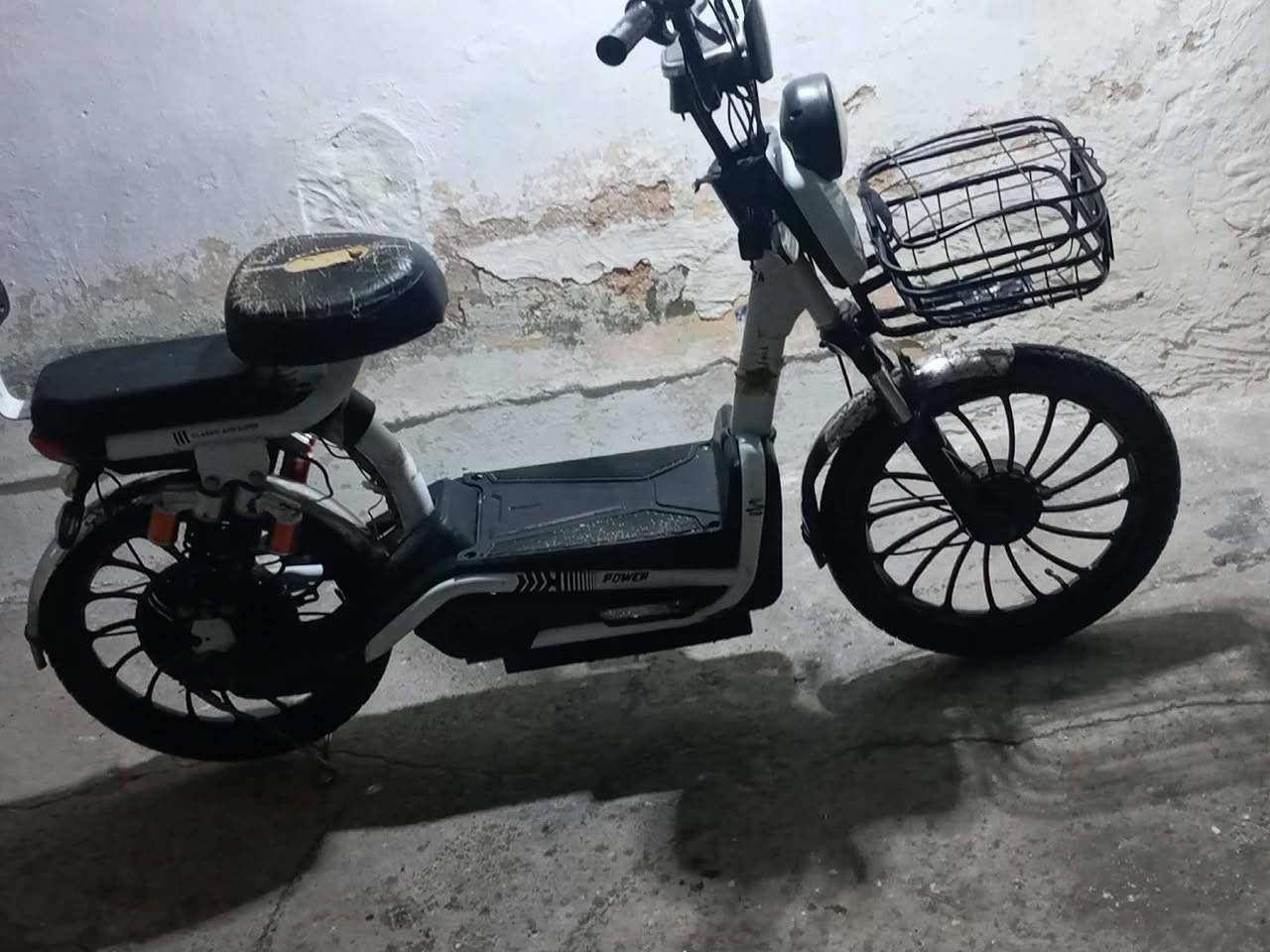 ما طور شحن حجم 20 ما طور شغال
بس باتريات ضعيفه ما طور كدام العين اتفع سعر بما يرضي الله 
إذا عجبني ابيعك تواصلO7750215568


**إذا كنت صاحب هذا الإعلان وتريد حذفه لأي سبب، رجاءا أرسل رسالة إلى الدعم الفني**