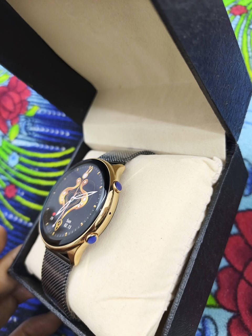 بناءً على الصورة، تبدو هذه الساعة وكأنها ساعة ذكية من فئة الساعات "العصرية" (Fashion Smartwatches)، والتي غالباً ما تُباع تحت علامات تجارية مثل Haino Teko (مثل طراز H26 أو طرازات مشابهة).
تتميز هذه الساعة بالتالي:

التصميم: هيكل دائري باللون الذهبي مع زرين جانبيين يبرز عليهما اللون الأزرق، وحزام معدني من نوع "mesh".

الشاشة: عادة ما تأتي بشاشة من نوع AMOLED وتعد من اقوى الشاشات توفر ألواناً زاهية وواضحة، مع واجهات ساعة مميزة مثل الواجهة الظاهرة في الصورة.

الميزات الأساسية: تدعم هذه الفئة من الساعات عادةً ميزات مثل إجراء واستقبال المكالمات، تتبع الأنشطة الرياضية، مراقبة نبضات القلب، وتتبع النوم. 

يُلاحظ أن هذا التصميم يحاكي نمط الساعات الفاخرة مثل سلسلة Honor Watch GS،
السعر 40 مع التوصيل


**إذا كنت صاحب هذا الإعلان وتريد حذفه لأي سبب، رجاءا أرسل رسالة إلى الدعم الفني**