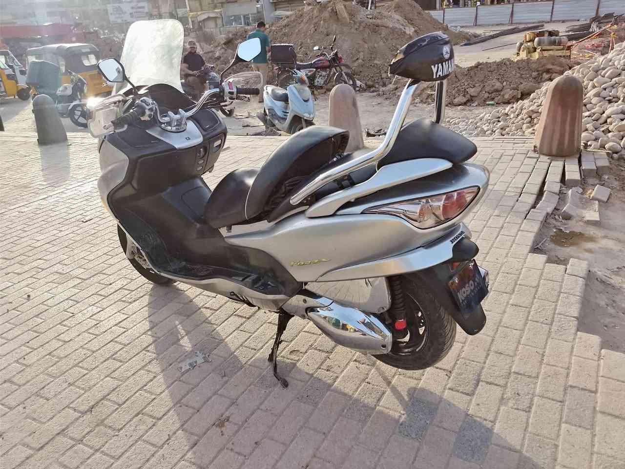 سلام عليكم فورزه صفر9 مكينه مكفوله دارجه7كير اربعه تحويلات دراجه حلوه ونضيفه نضافت كفراتها 75بل ميه بيها سبيدر زاد جامه زادابي ثري دراجه كامله سعرها مليون 200 وبيها مجال الاتصال على الرقم *********** اتصل وبيك خير وتدلل
