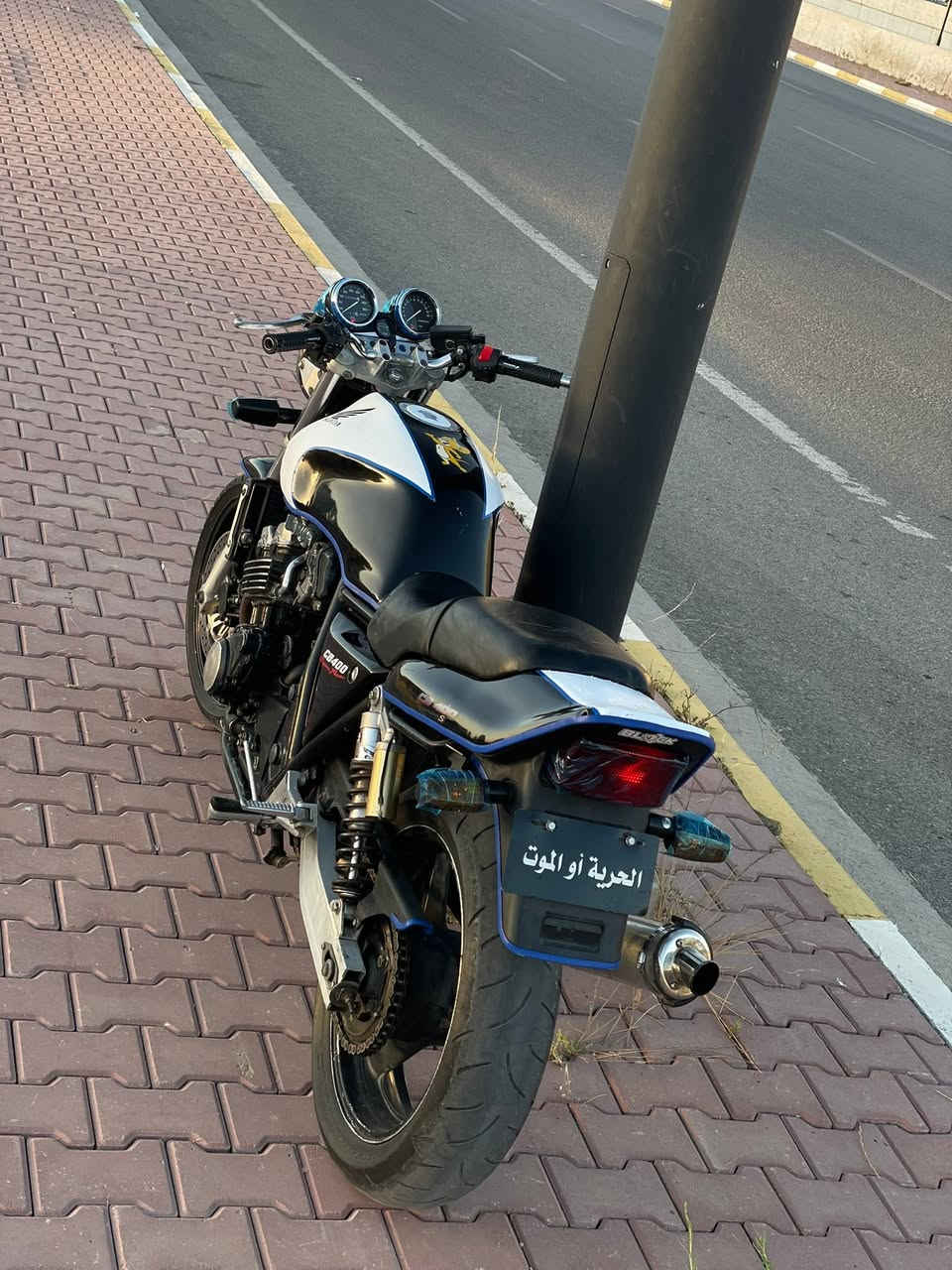 C400 دراجه خير من الله نضيفه ومكينته حلوه نكره  بكل وكت صوت وتبخير ونضوح مابيه كامله مكمله  دهن جديد مي راديتر جديد برمجه عقل رياضي وسعره مناسب اوراق للبيع ***********  واتساب
