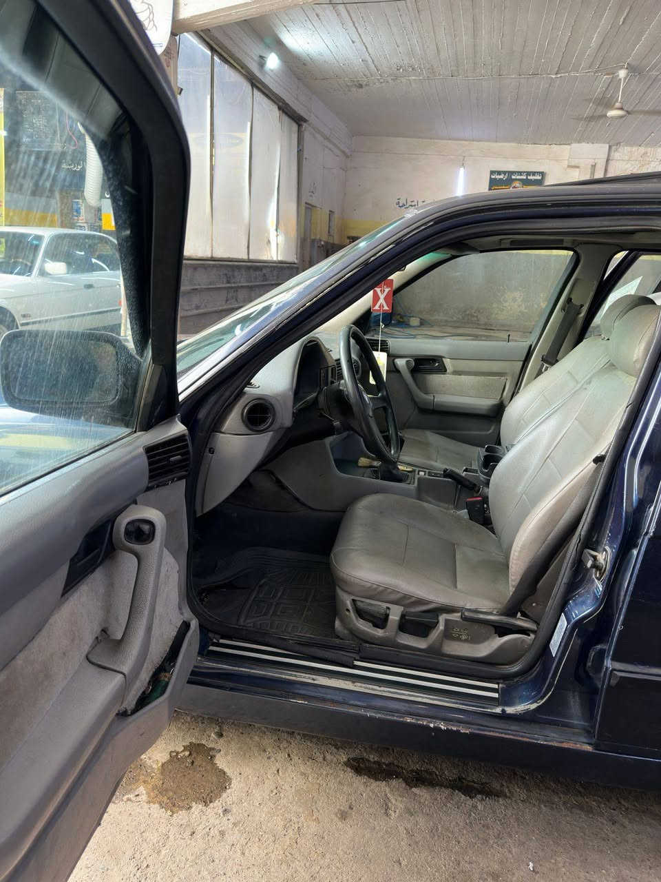 سياره بي ام حجم ٥٢٠ موديل ٩١ سنويه ل ٢٩رقم انكليزي كير عادي محرك كبس تخم تاير جديد جاهزه ***********
