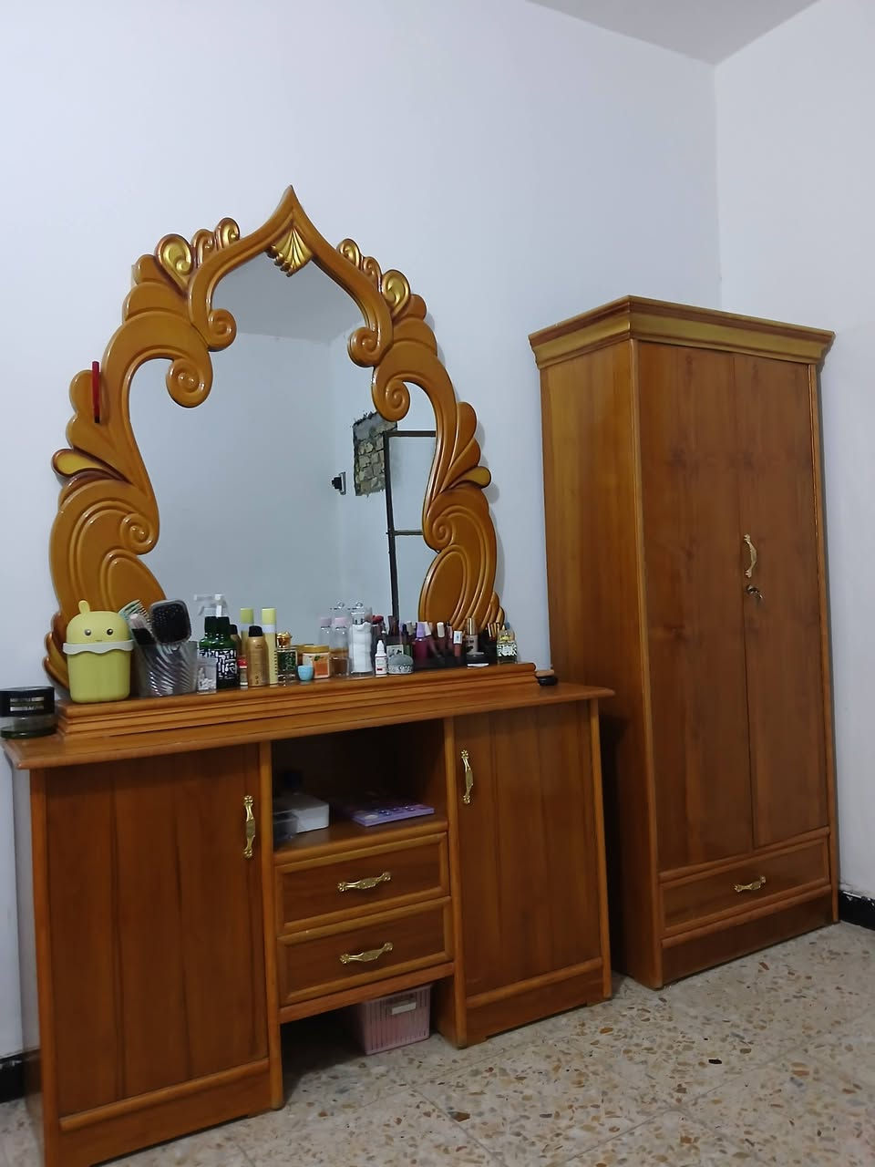 غرفه للبيع تزكام 6 بيبان ملحق
1.600
***********
