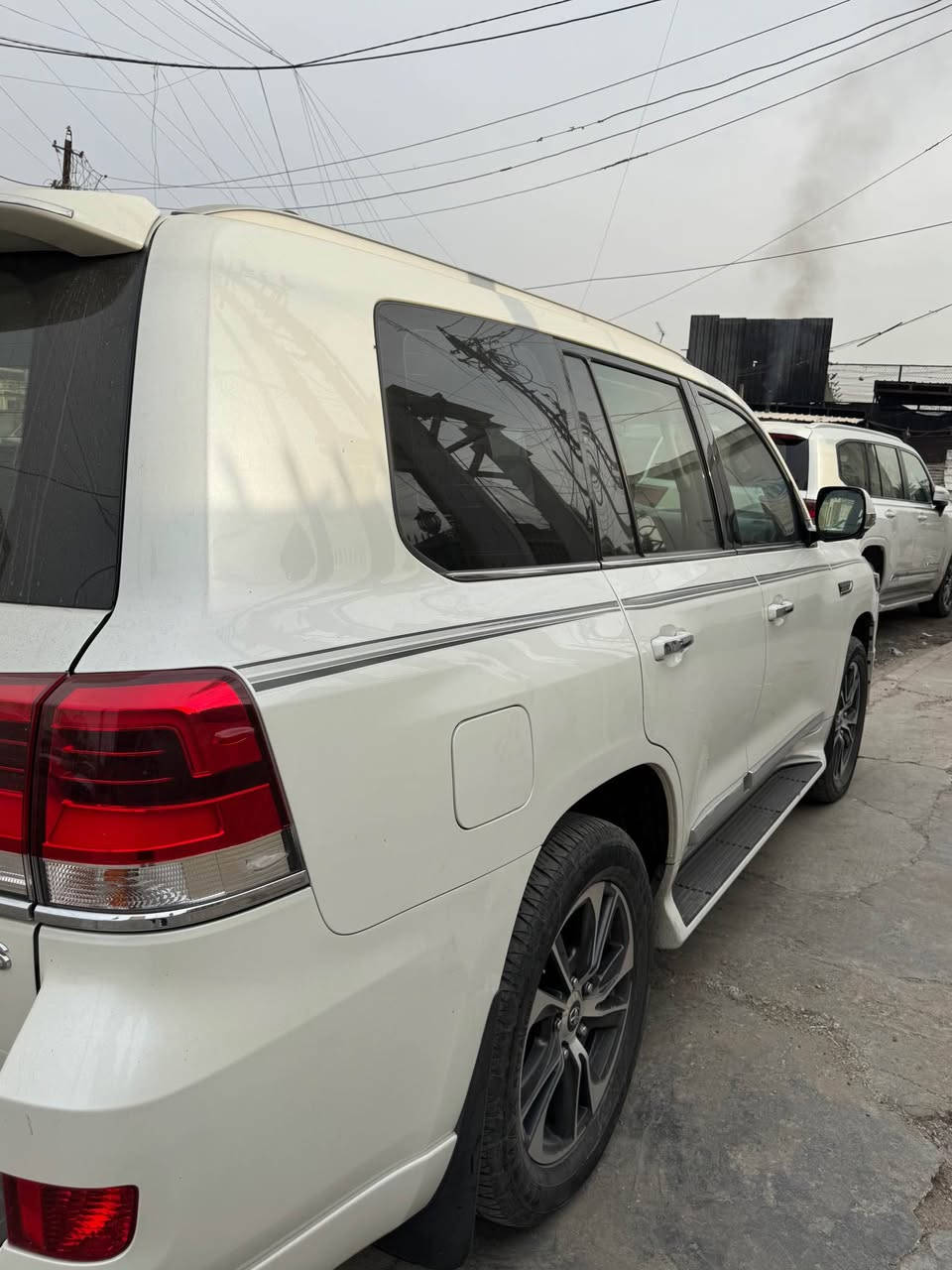 بسم الله السلام عليكم
للبيع لاندكروز موديل 2020 
فول مواصفات بريم اصلي ✅

المواصفات 
1 كشنات كهرباء 
2 داخل قرميد 
3شاشه كبيره 
4 ماشيه 100 الف حقيقي 
5 السياره مكفولة كفالة عامة فقط الصندق مبدل ببلادي
6 شاشه وصطيه مال بريم 
7 اربع كامرات 360
8 تشغيل عن بعد
9 محرك 6 سلندر 
10 صندوق كهرباء 
11 لايت زنون
12 تحكم سرعة
13 بانوراما
14 - 6سلندر
15 مكفولة كفالة عامة من الصبغ والبارد
16 فور ويل
17 مري شفط
18 حساس امامي خلفي
19 تحكم ستيرن 
وبعد بيها مواصفات هواي 

السيارة فول 1/1 

عنوان السياره الكراده 
ما متواجد بلفيس اتصل وبيك خير وتدلل واتساب هم 
موجود 
تحويل مباشر باسمي السياره ✅
السعر 540 ورقه يعني 5 شدات او 40 ورقه
*********** بغداد, العراق
