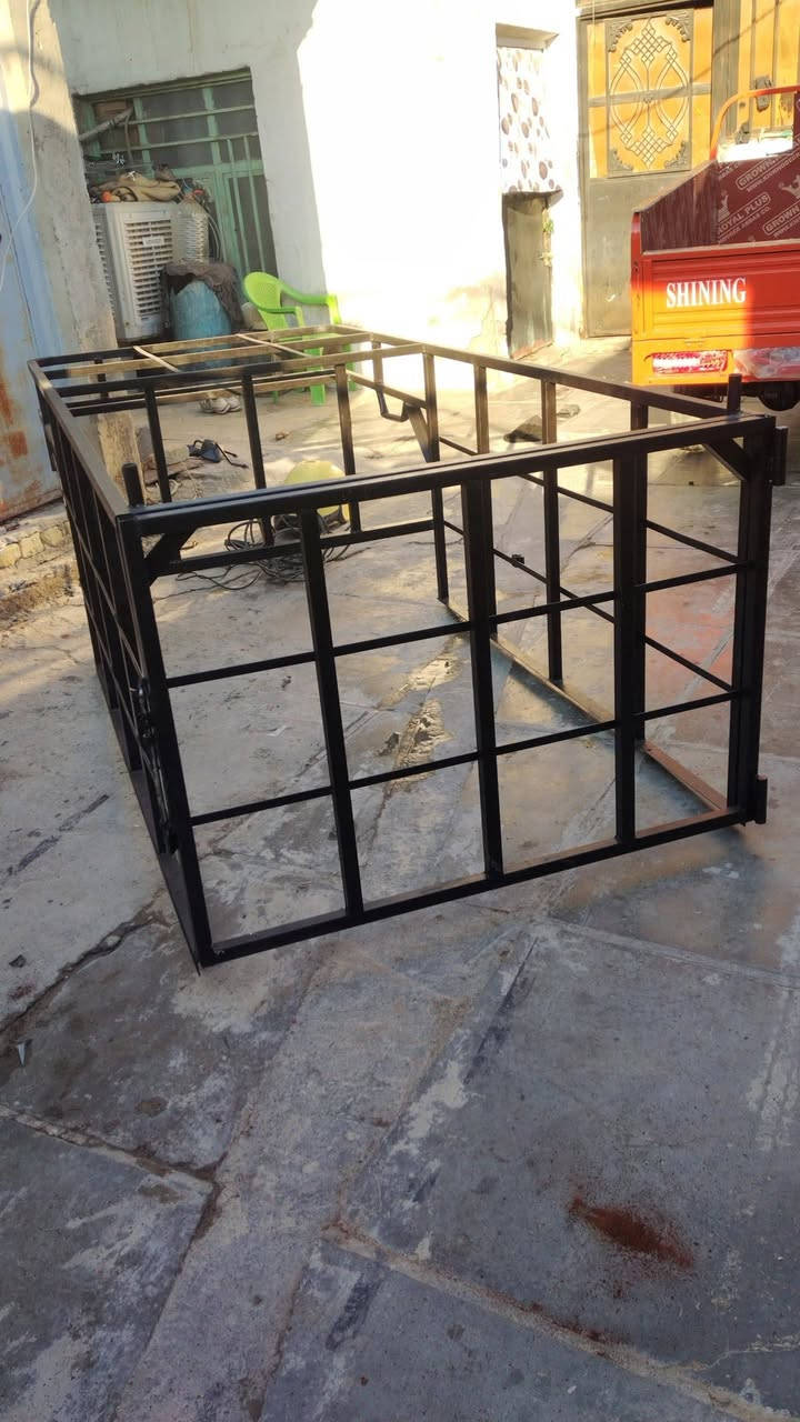 حجر للبيع ابو الفره جديد مشدود لباب العنوان بغداد سبع قصور ***********
