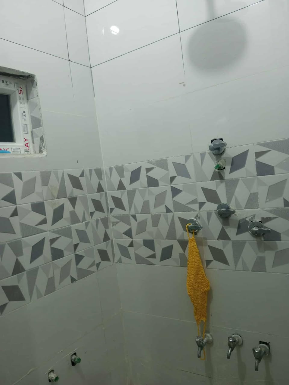 دار للبيع مساحه 100 مربع بناء حديث خلف مستشفى مباشر على شارع مكون من هول ومطبخ صاله غرفه نوم  وصحيات منور موقع جيد جداً الستفسار على رقم ***********
