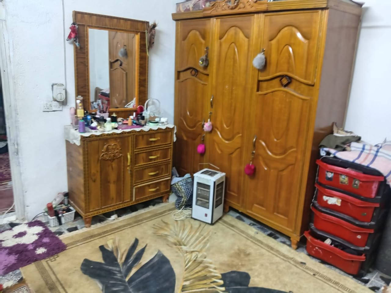 السلام عليكم 
بيت للبيع مساحة 100متر طابقين 3غرف وصاله ومطبخ وستقبال وحمام مشترك العنوان الحميدية قرب الصيطره الاستفسار ***********
