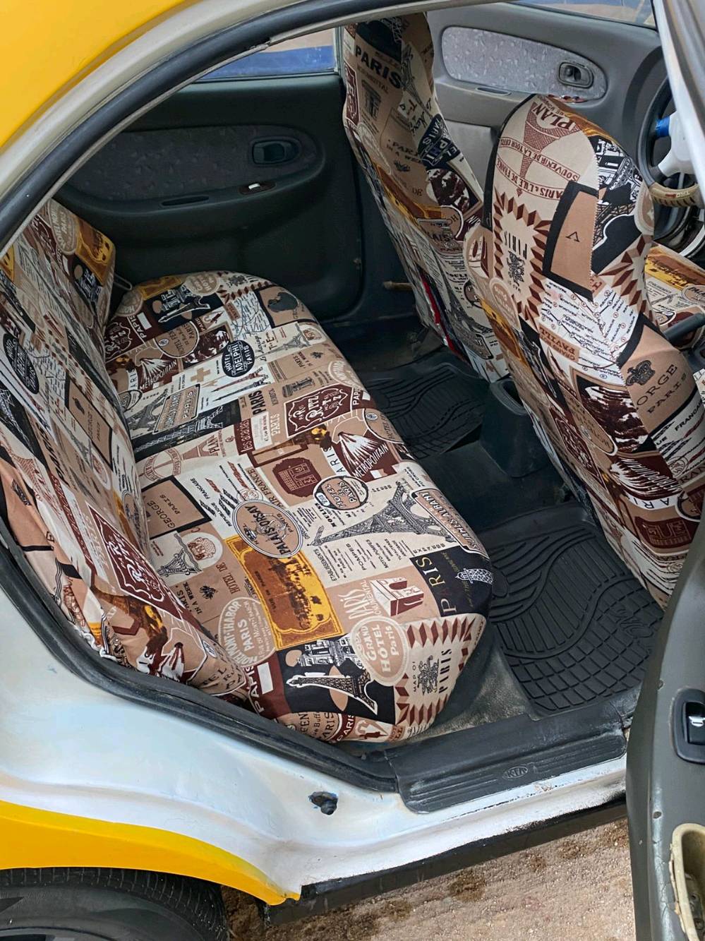 سيارة كيا موديل قديم لون أصفر بحالة جيدة. تمتاز بالمتانة والاعتمادية، مقاعد مغطاة بكَسْوة جديدة بتصميم مميز. مثالية للاستخدام اليومي ولمن يبحث عن سيارة اقتصادية وصحية للعمل.