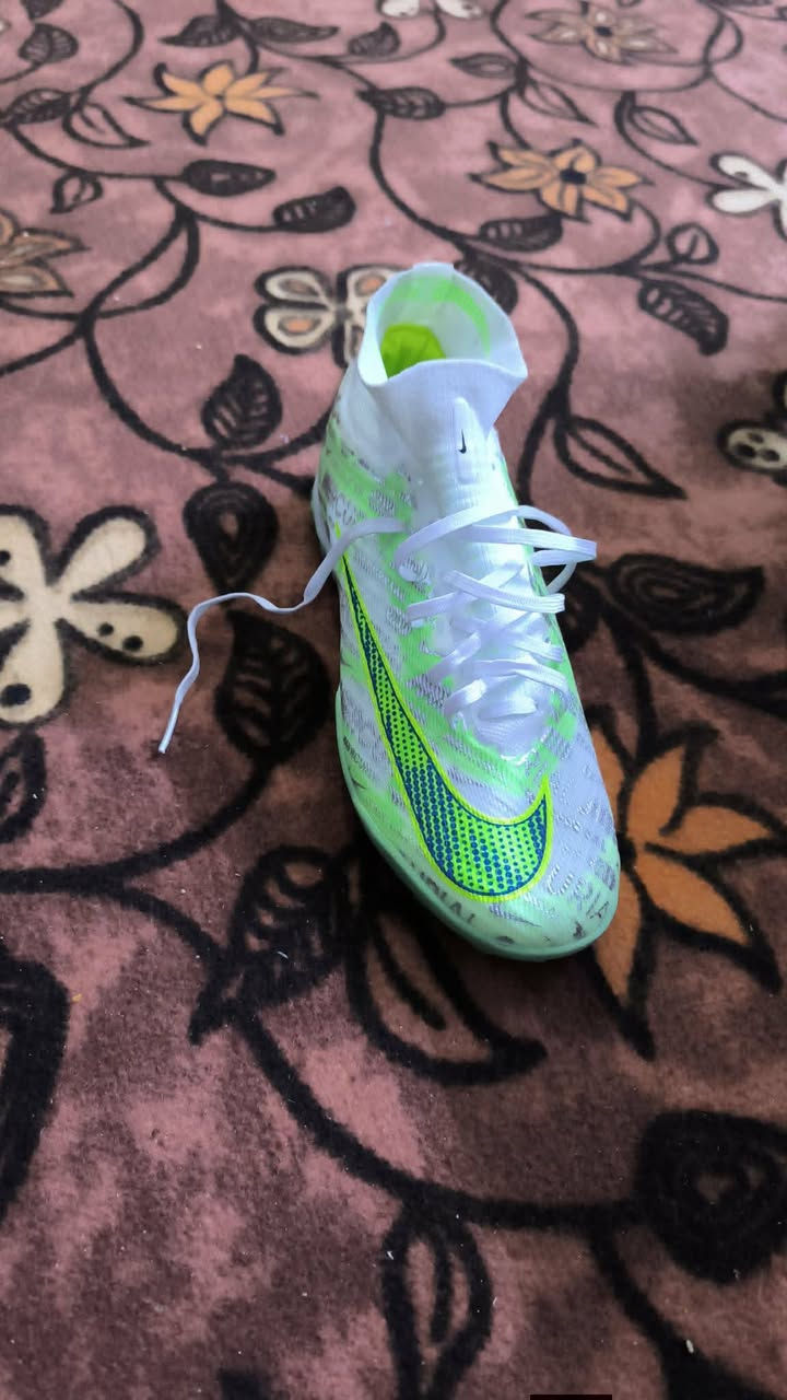 الاخضر حذاء نايك تارتان صناعة البوسنة والكل يعرف هذا النوع قياس 42 والسعر 35 
والثاني نايك بالة قياس 42 ويمكن يلبس 43 السعر 20 المكان بغداد حي العامل 
***********
