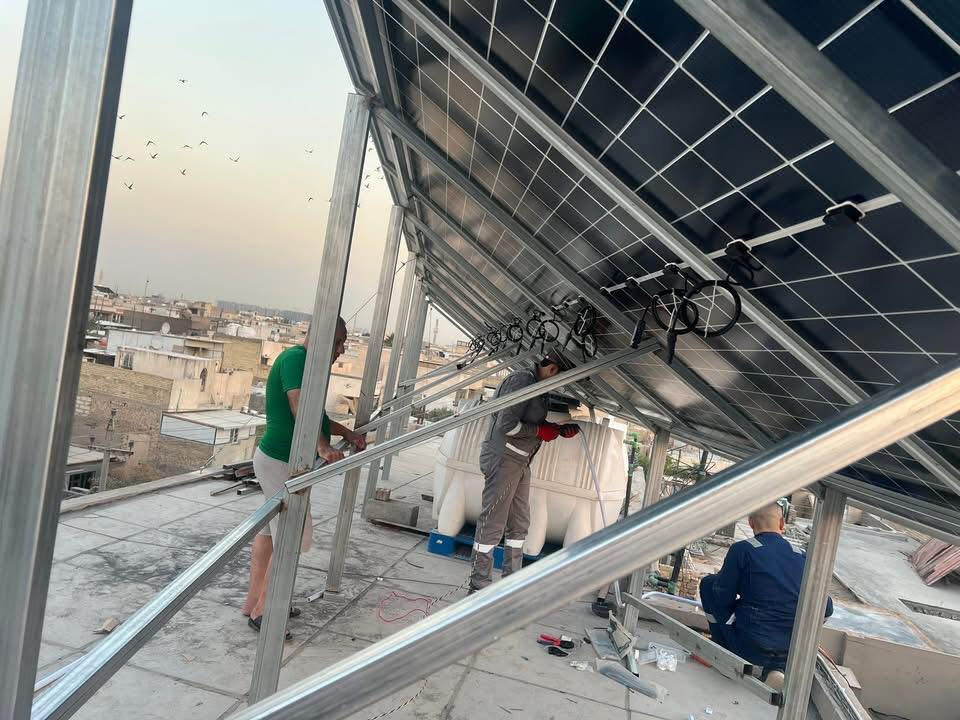 ️🔋 تم بحمد الله نصب منظومة طاقة شمسية متكاملة من قبل كادر شركة الفهد للطاقة الشمسية 🔋☀️

بجهود فريقنا الفني المختص تم تنفيذ العمل بصورة احترافية عالية، مع ترتيب وتنظيم كامل للأسلاك ولوحات الحماية لضمان أعلى درجات الأمان والكفاءة ⚙️✅

📌 تفاصيل المنظومة المركبة:

🔹 انفيرتر Solis هجين (Hybrid Inverter)
 • تشغيل مزدوج (كهرباء وطنية + طاقة شمسية)
 • إدارة ذكية لشحن وتفريغ البطاريات
 • شاشة عرض لمراقبة الأداء بشكل مباشر
 • حماية متكاملة ضد الحمل الزائد وارتفاع الحرارة
 • ثبات عالي بالفولتية لحماية أجهزة المنزل

🔹 بطاريات LVTOPSUN LiFePO4 (عدد 2)
 • سعة البطارية الواحدة: 51.2V – 300Ah
 • قدرة 15.36 kWh لكل بطارية
 • المجموع الكلي: 30.72 kWh
 • خلايا LiFePO4 الآمنة ذات العمر الطويل
 • عدد دورات شحن عالي جداً
 • شاشة ذكية لعرض نسبة الشحن والحالة التشغيلية

🔹 تنفيذ وتنصيب احترافي
 • ربط منظم وآمن بمعايير فنية دقيقة
 • لوحات حماية DC و AC
 • نظام تأريض (Earthing System) كامل
 • تنظيم كيبلات بطريقة مرتبة وآمنة

— — — — — — — — — — — — —

🎯 فائدة المنظومة:
✅ تقليل استهلاك الكهرباء بشكل كبير
✅ تشغيل مستمر بدون انقطاع
✅ استقرار تام بالكهرباء وحماية للأجهزة
✅ حل عملي طويل الأمد للطاقة

💬 للاستفسار أو طلب عرض سعر حسب استهلاك بيتك، راسلنا خاص ونجهزلك المنظومة المناسبة إلك بكل أمانة وجودة.

📞 شركة الفهد للطاقة الشمسية
ثقة عملائنا هي نجاحنا 🌟
***********
#شركة_الفهد_للطاقة_الشمسية
#الطاقةالشمسية #العراق #تنصيب #الطاقة
