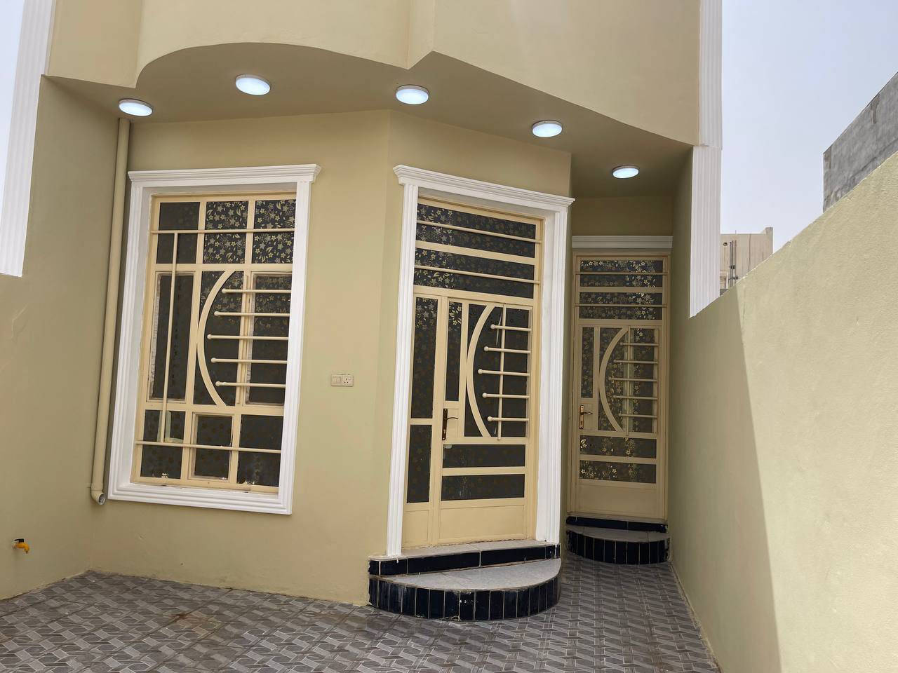 ⭕️دار للبيع بمساحة 100متر طابو صرف ⭕️
✅العنوان بعقوبة الرحمة مجاور جامع صهيب الرومي ✅
✅طابق واحد استقبال وصالة وصحيات وغرفة نوم وبيتونه ✅
✅للسعر علق برقم 2✅
☎️***********☎️

