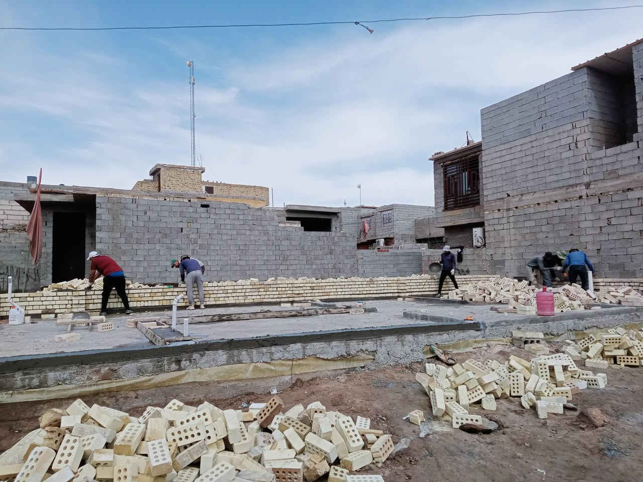 عروض الهيكل🏠
هيكل مسقف.

العرض الاول بقيمة##عرض 190 الف دينار للمتر الواحد هيكل عظم مسقف ذرعة سقف.
1 .تنظيف الارض و نقل الانقاض خارج الموقع و التحقق من اماكن الروطانات و معالجتها . 
2 .القيام بالاعمال المساحية شاملة ضبط الاستوائية و تثبيت الحدود أو رفع واقع الحال .
3 .تنفيذ شبكة مكافحة الارضة .
4 .فرش طبقة من الجلمود حسب الحاجة و طبقة من الحصى الخابط صنف A او B مع الحدل و الرش الجيد .
5 .رش المبيدات الحشرية و مواد مكافحة الارضة مع فرش نايلون سميك .
6 .تنفيذ أعمال الصحيات بأستخدام بوري مصري نوع الامل الشريف و منهولات جاهزة بلاستك بقطر 400
ملم .
7 .المباشرة بأعمال الحدادة بأستخدام حديد محلي نوع ماس أو FF بقطر 12 ملم مع عمل جسور 16 ملم على محيط القطعة .
8 .صب الرفت بالكونكريت بأستخدام خباطة مركزية نوع 30 C ( نوع السمنت مقاوم للأملاح ) .
9 .تسقيط و صب البادلو بأستخدام سمنت مقاوم وبسمك 20 سم مع استخدام مادة مضافة مانعة للرطوبة .
10.البناء بأجود انواع الطابوق الاصفر والذي يحتوي على اقل نسبة املاح على ان يكون صافي ارتفاع الطابق 
الارضي 3.1 متر و الاول 3 متر و البيتونة 2.7 متر .
11.تنفيذ أعمال نجارة السقوف بأستخدام قالب نظيف مع عمل جسور محيطية و مردات مياه كل حسب مكانه .
12.القيام بأعمال تسليح السقوف بأستخدام حديد محلي نوع ماس أو FF مع عمل جسور مخفية حسب الحاجة .
13.عمل نزالات الصحيات و الستلايت و الانترنت وتثبيت جكشنات الانارة في السقوف و حسب التصميم .
14.صب السقوف بأستخدام كونكريت مركزي C30. 
15.يكون ارتفاع الابواب 2.2 م .
16.ارتفاع الستارة 1.5 متر بسمك 4 انج مع عمل اعمدة بسمك 9 انج كل 2 م.
للاستفسار يرجى مراسله الصفحه على الفيسبوك اوالواتساب 
***********
إشراف - تنفيذ - استشارات هندسية
مكتب بوابة عشتار للعمارة والتصميم
كربلاء المقدسة.
ملاحظة العمل نقدا بنظام الدفعات الجزئية على مراحل العمل والانجاز.
