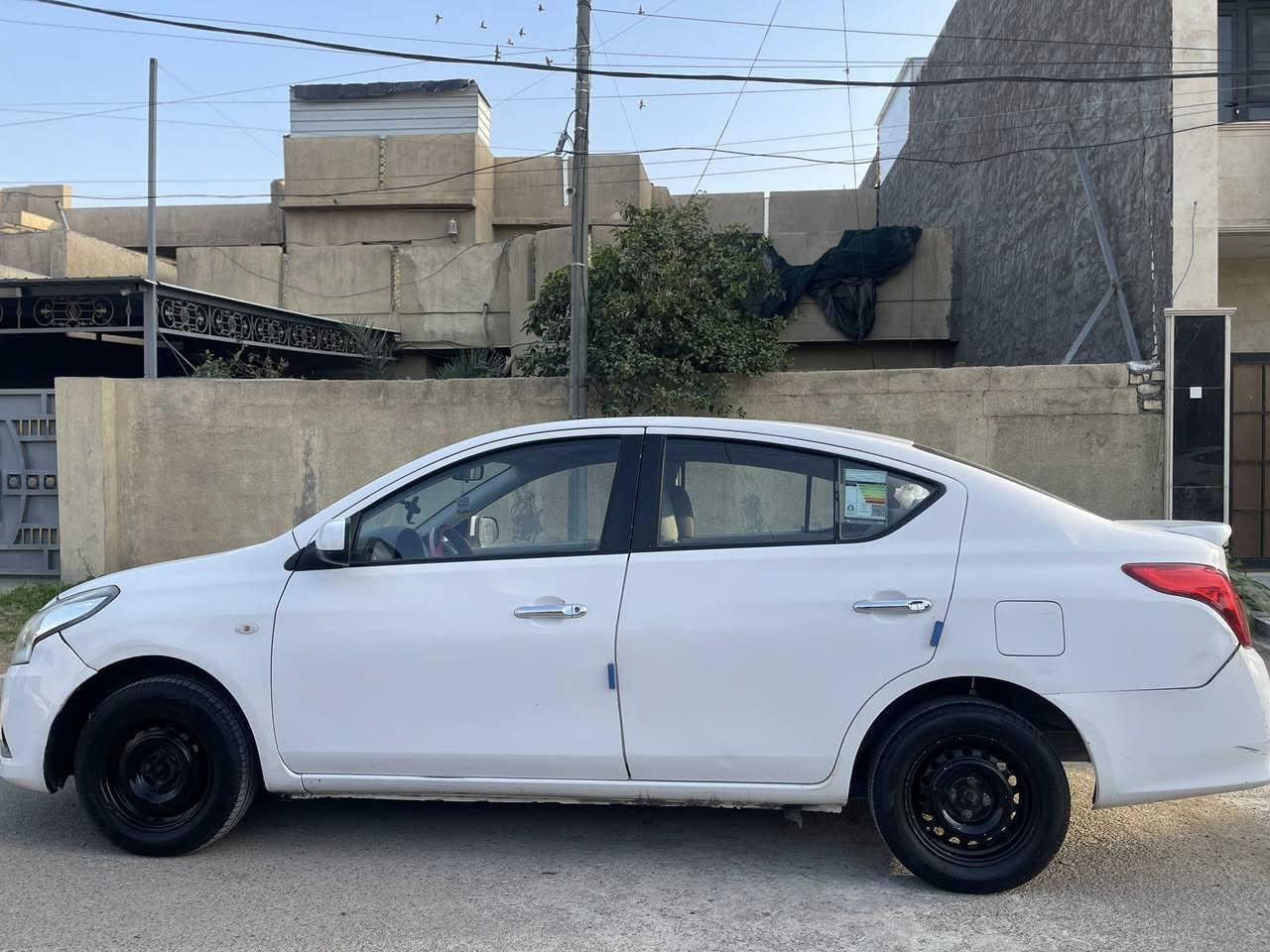 السلام عليكم نيسان صني هندي بليته زركه للبيع موديل ١٧ محرك وكير نضيف وصدر جديد بيها خسفه بل دوسه جهه عكس السايق وبيها بارد بسيط جاملغ الايسر بي صبغ مكان بغداد جديده سعر ٩٤ وبي مجال رقم   ***********
