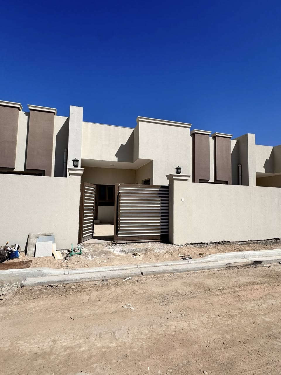 السلام عليكم منزل في مدينة جذع النخلة السكنية المجاورة لمدينة الامل مساحة البناء ٢٣٠ متر طابق ونصف يحتوي الطابق الارضي على كراج وحديقة وصحيات ضيوف واستقبال ومطبخ و صالة وغرفة نوم وصحيات والطابق الثاني يحتوي على غرفتين نوم وصحيات وسطح بناء درجة اولى وارتفاع ٣،٢٠ سعر المنزل ٤٢٠ مليون وقابل للتفاوض 
المدينة خلال هذا الشهر رح تتبلط 
للاستفسار 
***********
