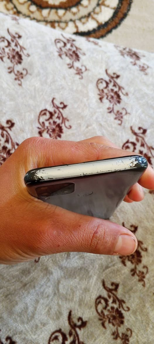 سلام عليكم موبايل للبيع الموبايل ما مفتوح بس الشاشه بيهه خطوط ول ذاكره 128سعره 35وبي مال هاذه رقم الهاتف ***********
