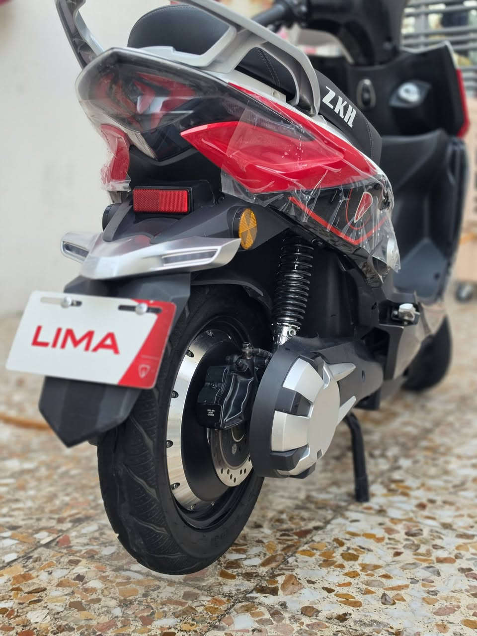 السلام عليكم
دراجة LlMA
٦ بطارية 
ملف ٢٠٠٠ سبورت رياضي 
دراجه شغالة وجديدة فوك متصور 
بعدهي بزكات الشركة 
ماشية ٨٩٠ 
مصور عداد المشي 
عدادات سرعة اوتماتيك تنمر ع الوزن وسرعة 
مواصفات رهيبه 
مكاني بغداد شارع فلسطين 
وهذا رقمي 
***********
