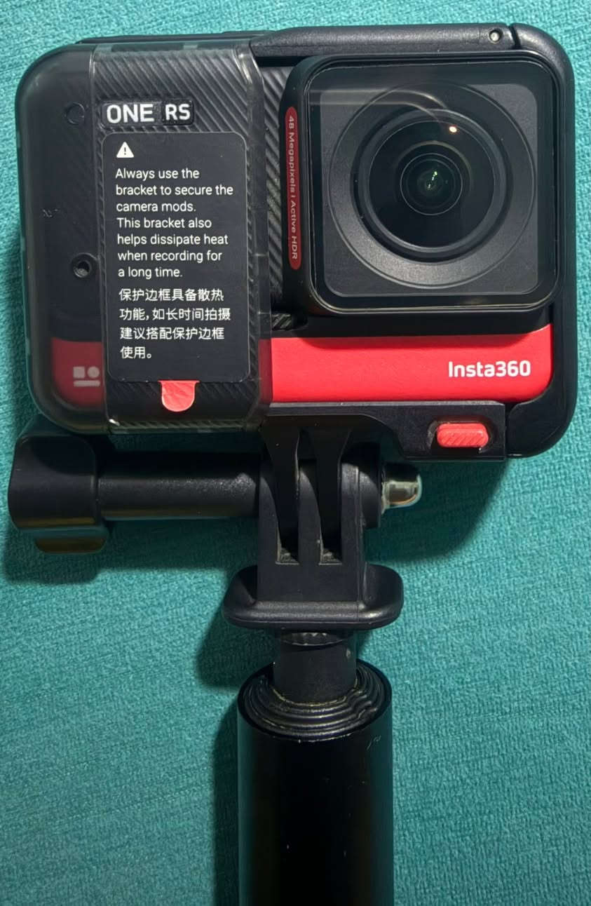 Insta360 one rs dual edition
الكاميرا معاها عدستين عدسه اكشن وعدسه ٣٦٠ درجه لتصوير ٣٦٠ درجه 
الكاميرا جديده حرفيا استخدام مرتين فقط 
معاها جراب 
معاها شنطه الادوات فيها كل حاجه تقدر تثبتها علي خوذه او علي اليد او في العربيه علي اي شئ حرفيا 
معاها زراع سيلفي طويل 
كل حاجه في كرتونتها متحافظ عليها 
الكاميرا تقدر توصلها بالموبايل او اللاب توب وتنقل الداتا من عليها 
ليها ابلكيشن للموبايل واللاب توب تعمل مونتاج بسهوله جدا 
السعر مش هنختلف عليه 
التواصل ماسنجر او واتس اب 
01008939102


**إذا كنت صاحب هذا الإعلان وتريد حذفه لأي سبب، رجاءا أرسل رسالة إلى الدعم الفني**