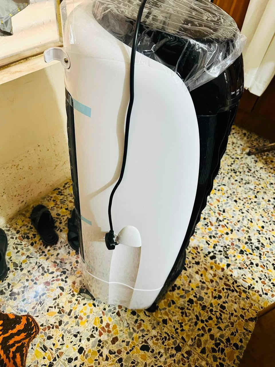 مبردة كنود KENWOOD  عاليه المواصفات للبيع اسخدام( شهر واحد )تبريدها حلوو ومرتبه
يوجد فيها خاصية النوم الهادئ ، ماطور نحاس ١٠٠٪؜ 

صندوق ثلج 

مع روموت وخاصية منع الرطوبه والاستعمال لمس ضد الماء 

تكدر تخليها باي مكان بدون رطوبه 

سعر 280 الف وبيها مجال بسيط 

مكان : كربلاء الحر الصغير 

رقم : ***********
