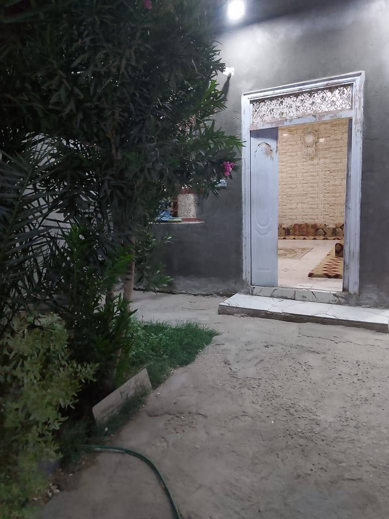 سلام عليكم بيت للبيع بنأء حديث غرفتين وصاله ومطبخ واستقبال مساحته 250 مكان البيت ع طريق شريكات جاي من بيت ابو مجاهد بل بدايه كافت ال خدمات موجوده بنأء طابوك كونكريت *********** ***********
