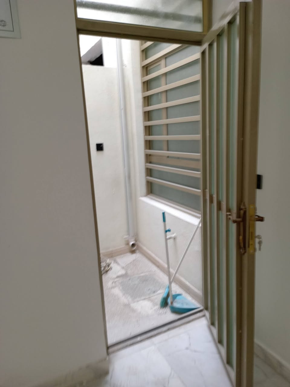 الدار للبيع ١٠٠م واجهه ٦.٢٥ نزال ١٦ طابق واحد يحتوي غرفة نوم واستقبال ومطبخ وصحيات بيت جديد البوعيثه السلطان ٣ للاتصال والاستفسار خاص او *********** و*********** مكتب جبل الوادي للعقار
