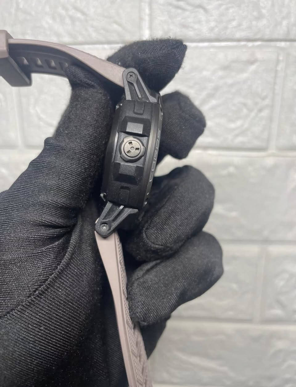 COROS VERTIX 2
425$

ساعة Coros Vertix 2 هي واحدة من أقوى الساعات الرياضية المخصصة للمغامرات والظروف القاسية. إليك ملخص لأبرز مواصفاتها
المواصفات الرئيسية:
• عمر البطارية الأسطوري: تعتبر الأقوى في فئتها، حيث تصمد حتى 60 يوماً في الاستخدام العادي، وتصل إلى 140 ساعة عند تشغيل نظام GPS المستمر.
• نظام تحديد المواقع (Dual-Frequency GPS): تدعم التردد المزدوج، مما يضمن دقة عالية جداً في تحديد الموقع حتى في الغابات الكثيفة أو بين الجبال العالية.
• الخرائط والملفات: تدعم خرائط العالم (Global Offline Maps) التي يمكن تحميلها واستخدامها بدون إنترنت للتنقل والملاحة.
• التصميم والمتانة: مصنوعة من تيتانيوم الدرجة الخامسة (Grade 5 Titanium) مع زجاج ياقوتي (Sapphire Glass) مقاوم للخدش، وهي مقاومة للماء حتى عمق 100 متر (10 ATM).
• الشاشة: تأتي بمقاس 1.4 بوصة من نوع (Memory-in-Pixel)، وهي واضحة جداً تحت أشعة الشمس المباشرة.


**إذا كنت صاحب هذا الإعلان وتريد حذفه لأي سبب، رجاءا أرسل رسالة إلى الدعم الفني**