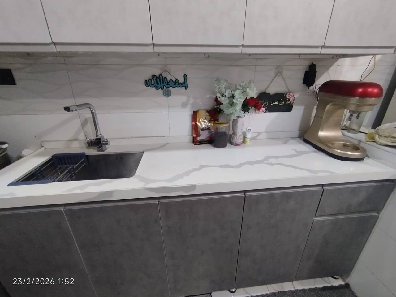 السلام عليكم كاونتر مسوي قبل عشر شهور سبب البيع احتاج كاونتر آكبر منه مترين وربع نوعيته كلش زينه داخله المنيوم والخارج HDF موديل هاي السنه وجديد تصميمه لونه رصاصي مرمر كوارتست ارقى مرمر للتواصل  عن السعر والتفاصيل اكثر الاتصال او مراسلة الرقم وتدللون ***********
