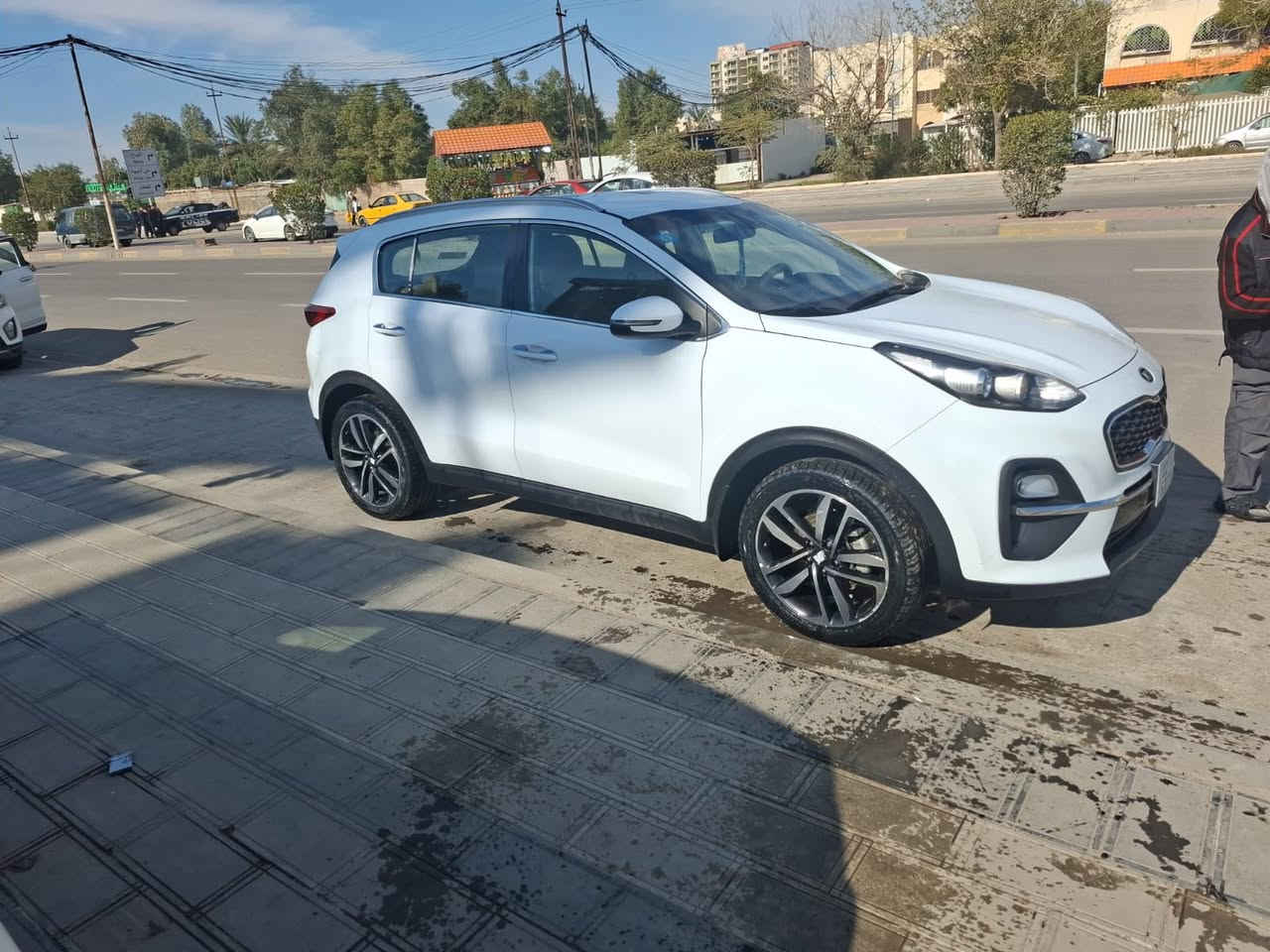 السلام عليكم
سبورتج موديل ٢١ خليجي 
محرك ٢٠٠٠ دوش 
ماشية ٥٩ الف 
حساسات خلفية وكاميرا 
كراسي الامام كهرباء 
مقاعد جلد ومخمل 
مري شفط 
تخم تاير
السيارة بيها بارد ورصعات وصبغ بالدعامية الخلفية اللي يشتري بفحصها ويقتنع بيها يلة ياخذها 
السعر دفترين وبي مجال 
مكان السيارة بغداد السيدية 
للاتصال 
***********
