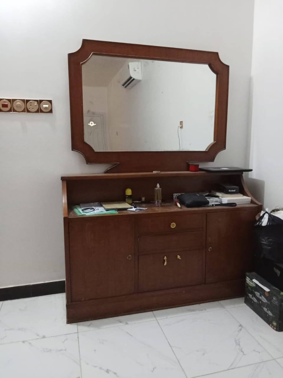 غرفه مستعمله ستة باب  تسكام شغل درجه اولئ 
سعره مناسب 450 وبيه مجال بصيط
عنواني; النجف /شارع المدينه/مقابل جامع الجوهرجي /قرب منتزا نادي الموضفين
الاستفسار ***********
او ادخل علئ رابط الوتساب المثبت في الصفحة
