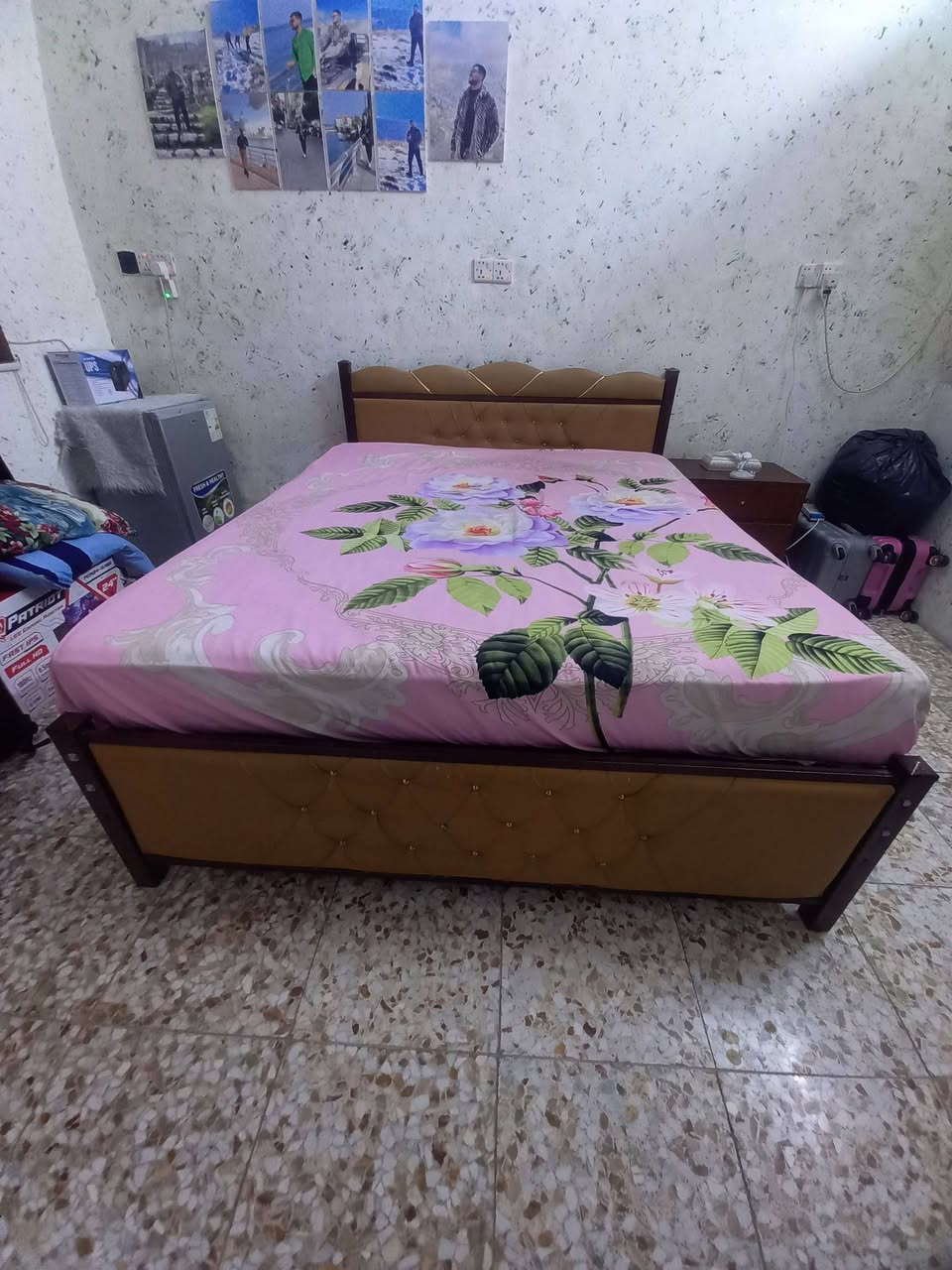 السلام عليكم 
سرير للبيع مع الدوشك 
ظغط عالي ٢٥ سم مستعمل نظيف جدا للإستفسار الاتصال على الرقم ***********
