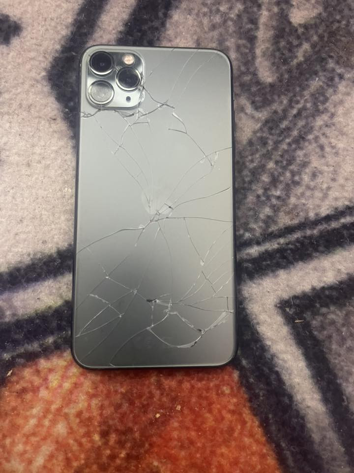 سلام عليكم آيفون 11برو ماكس مثل ما شوفون الضهر والشاشه بيه فطر ومقفول السعر 250وبي مجال للشراي ***********
