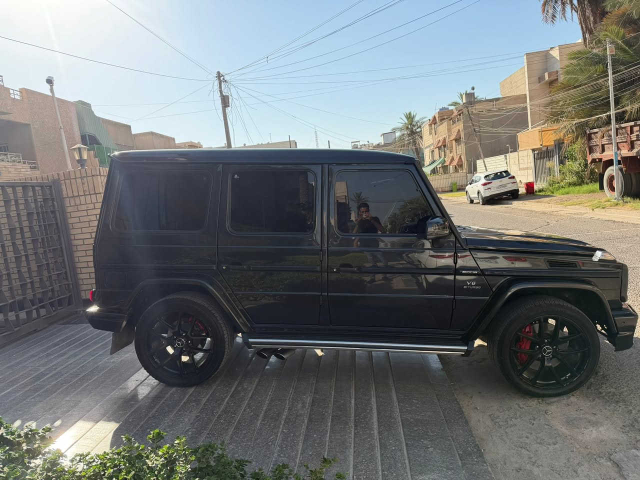 مرسيدس AMG G63 للبيع فقط
موديل :2013 بلاد بدون تحديث
ماشية 123 ألف مايل.
نظيفة جداً من الداخل والخارج.
ما بيها أي حادث سابق بيه كلير صندوق وبنيد فقط وصارف عليه و ما محتاجة شي السياره فول مواصفات وجي معرف موصفاته 
مكينة 5.5 توين تيربو، 8 سلندر.
مسوي إلها سيرفس كامل قبل سبوعين.
تبديل دهن كل سبوعين دهن اصلي من لندن castrol
بيها عدسات ليتات مطورة وإضاءتها قوية جداً.
، المراسلة على الخاص. السعر 41,000 وبيه مجال بسيط 
مكان سياره :بغداد 
رقم التلفون :***********
