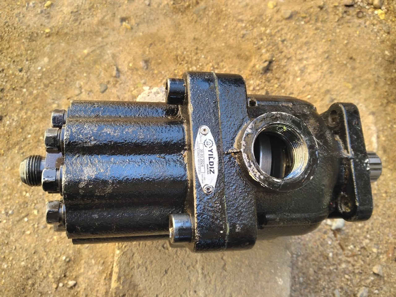 مضخة هايدروليك للبيع شغالة ع الفحص ضمان 
٩ برغي
صناعة تركي
السعر ٣٠٠ الف
مكان البصره القبلة 
للاتصال ***********
