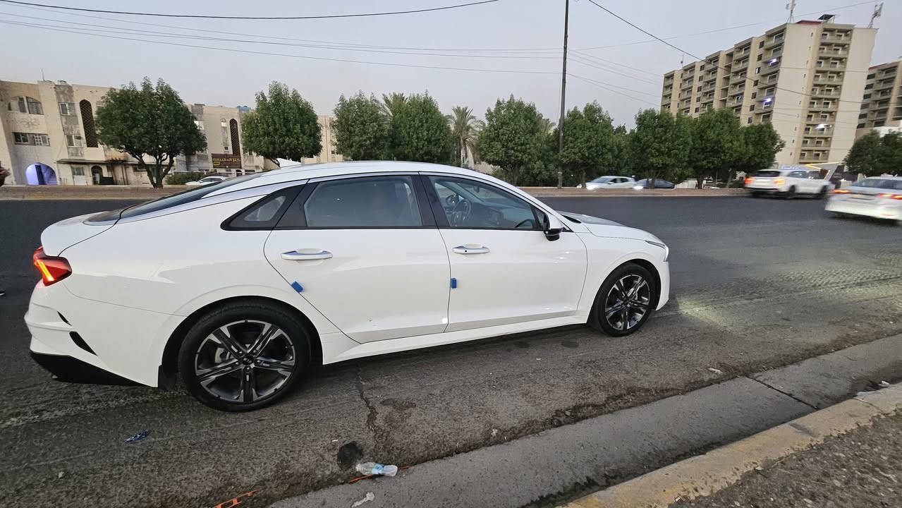 كيا k5 موديل 2021 خليجي
ماشية 86 الف  
رقم بغداد 
مفتاح بصمة (تشغيل عن بعد )
قمارة حديد محرك 2000 دوش
  ويل كاب 18  
يدات باب نيكل اربعتهن
حساسات امامي وخلفي  عدد 8 +كاميرا خلفية دوارة ويا لستيرن
مسجل شاشة كاربلي (واير ليس) ومنفذين USB
شادلهة امبلي فاير  (سستم صوت SP ايطالي) 
شحن واير ليس مال تلفون
لايت 3عدسات 
لد امامي ابيض ومدمج ويا اشارة برتقالي (بلادي)
لد كامل خلفي  + لد كشاف ضباب 
اربع مودات للقيادة (٣ معروفات والرابع تتحكم بي انتة)
بردات جامات خلفية بلادية
تبريد مناخين تحكم منفصل  +تبريد خلفي  ومنفذين USB
حاملة اكواب بين كراسي خلفية
سيارة بعدهة بضمان شركة الدولية
بيهة بارد كلش صغيرة بصندوق + نكرات ب باب خلفي بصف سايق 
السعر مطلوب  192$
للاتصال : ***********
