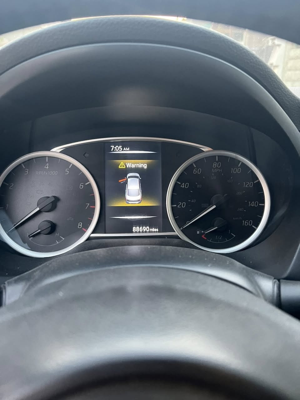 السلام عليكم عندي نيسان سنترا للبيع موديل 18 سياره وارد أمريكي حادثها جاملخ وبنيد بدون دواخل سعرها 95 بيها حك جيه فقط رقم تلفون *********** مكان حي العامل بغداد
