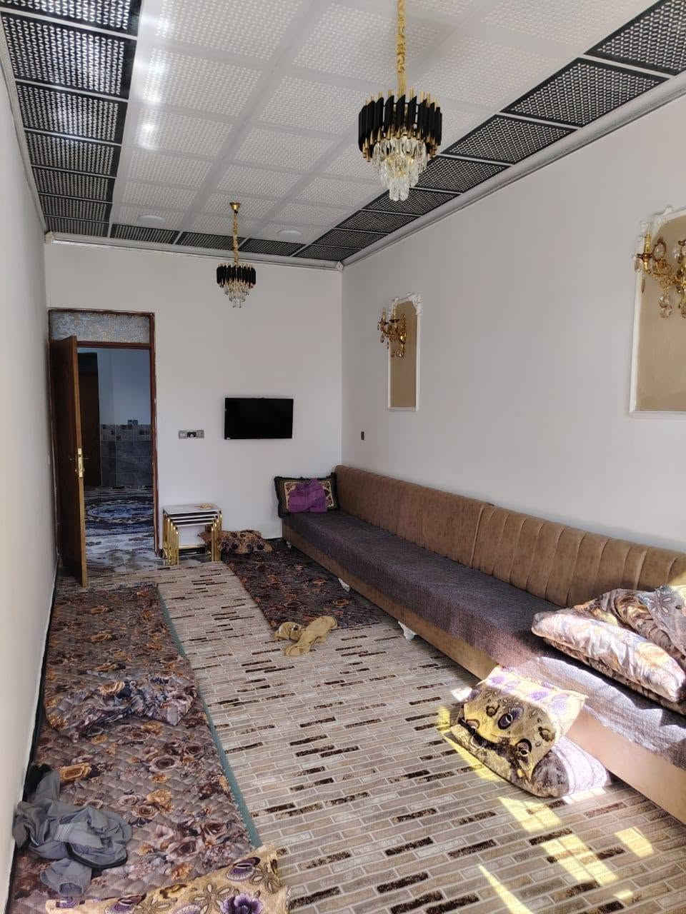 السلام علیکم بيت في حي المثنى خلف الخضراء مساحه البيت 175 متر طابق اول يحتوي على غرفتين نوم وصاله واستقبال ومطبخ شارع 20 للبيع فقط للاستفسار الاتصال على الرقم ***********
