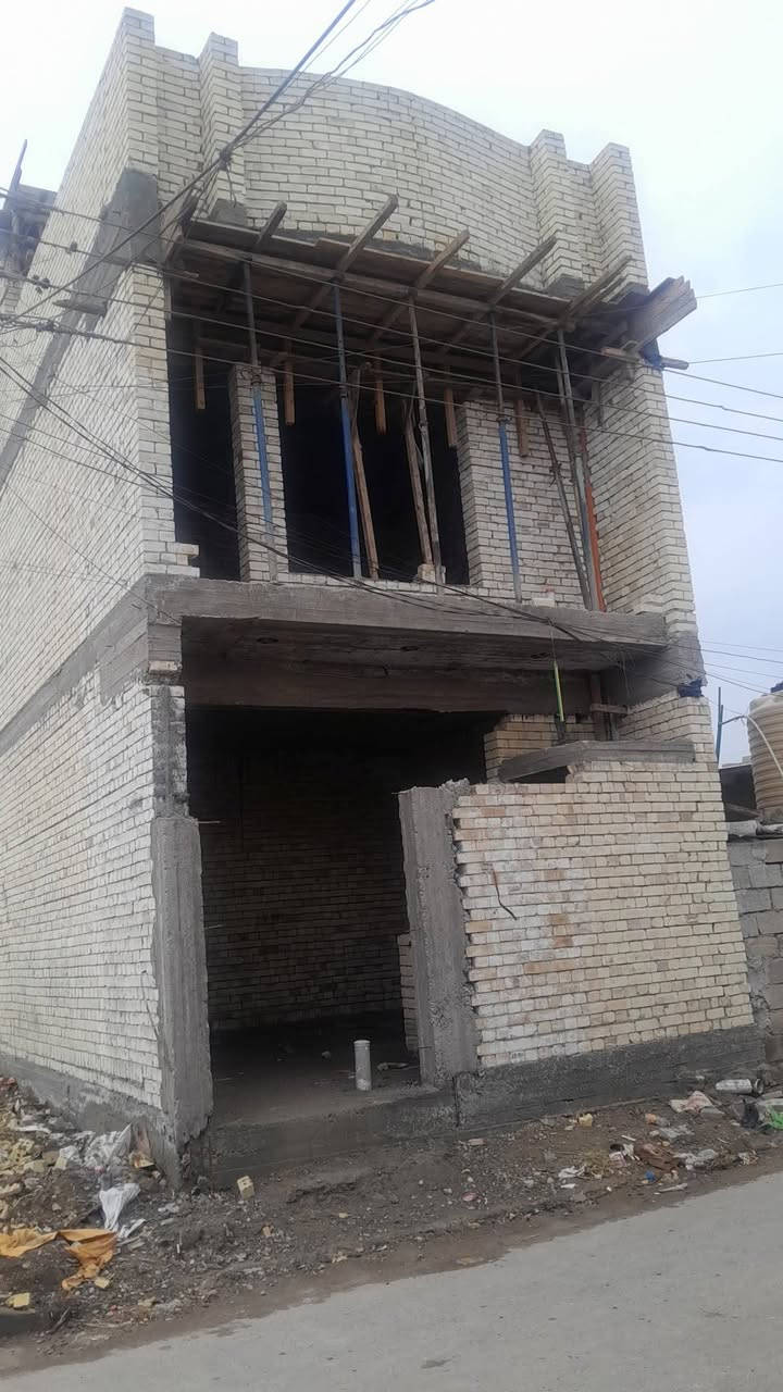 السلام عليكم مرخصةمديرالاكروب المحترم بيت هيكل تلاث طوابق لبيع لمساحه ٨٠ متر زراعي حي السلام الكماليه شارع المستشفى الجديدة خدمات كامله مجاري وتبليط مقرنص كهرباء انترنيت ضوئي مولده ذهبي تبليط ومقرنص  للاستفسار مستعجل على بيعته رجان جيك سعار المنطقه وتعال ***********
