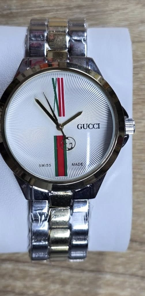 ساعة GUCCI فخامة وأناقة تلبسها وتحس بالفرق

• حركة كوارتز (تشتغل على بطارية)
• سوار ستيل بلون فضي ويا تفصيل ذهبي بالنص
• واجهة بيضاء بخطوط ناعمة تعكس الضوء
• ألوان غوتشي المميزة بالأخضر والأحمر
• زجاج شفاف مقاوم للخدش الخفيف
• قفل كبس عملي وسهل الاستخدام


**إذا كنت صاحب هذا الإعلان وتريد حذفه لأي سبب، رجاءا أرسل رسالة إلى الدعم الفني**