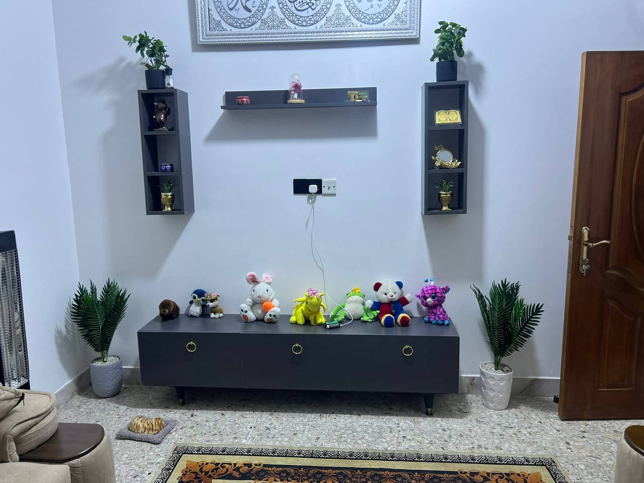 الغرفه ٥٥٠
الكاونتر ٦٠٠
التخم +ميز شاشه ٥٠٠ 
الطباخ + ساحبه طباخ ٢٥٠
ميز طعام ١٥٠

ابيع شلع مكاني المنصور
***********
