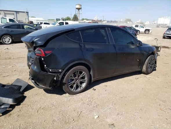 السلام عليكم...تسلا مودل y 2024 دبل ماطور لونك رينج....حادثه كما موضح خلفي يرادله فقط قبغ صندوق و دعاميه خلفيه صبغ و باقي كله بارد يرجع بدون صبغ...السياره بدون ايرباك حادثه كما موضح بلكارفاكس طفيف...مغلفه ppf طافي من امريكا...ماشيه 20 الف...سعره 160 ورقه واصله بأسم المشتري بدون تصليح أو 180 ورقه مصلحه كامل مع إرجاع ppf حته يطابق ويه السياره....مده الوصول 60-70 يوم رقمي *********** و تحياتي للجميع
